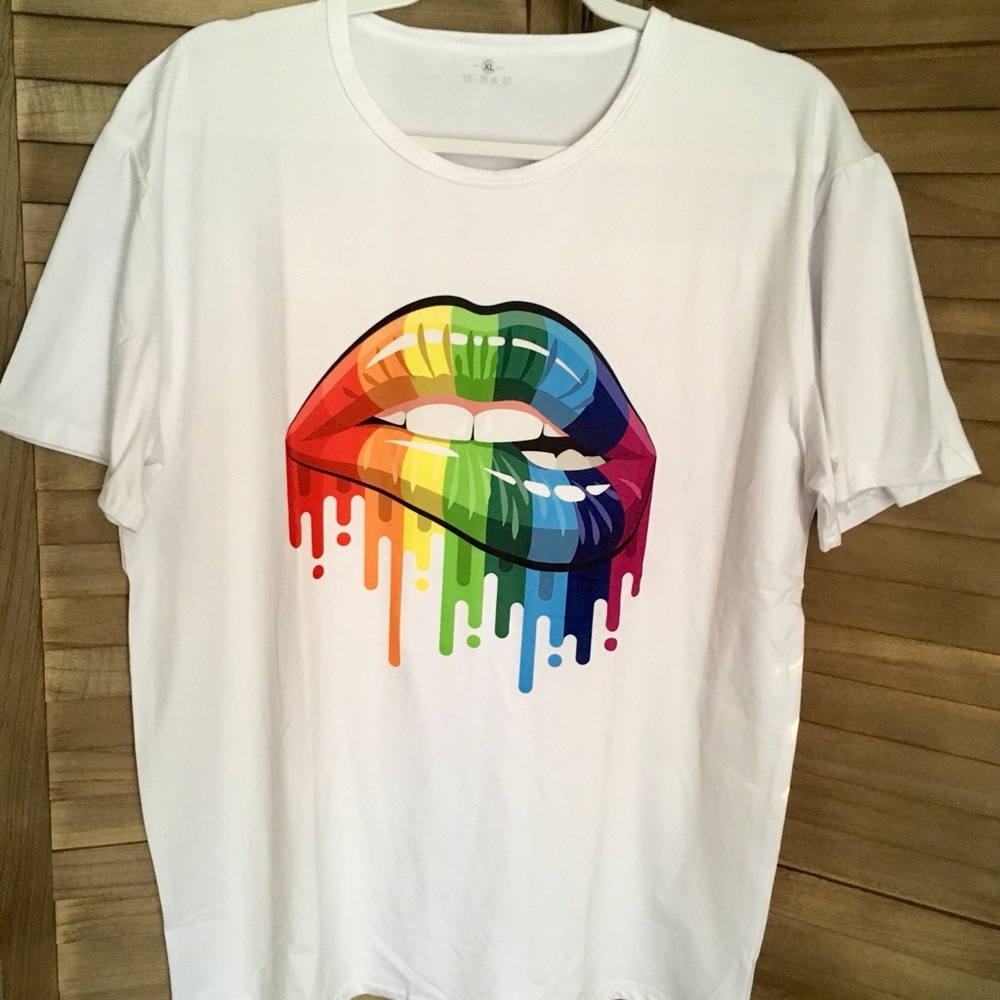 👄 Lips T-shirt - Picture 2 of 3
